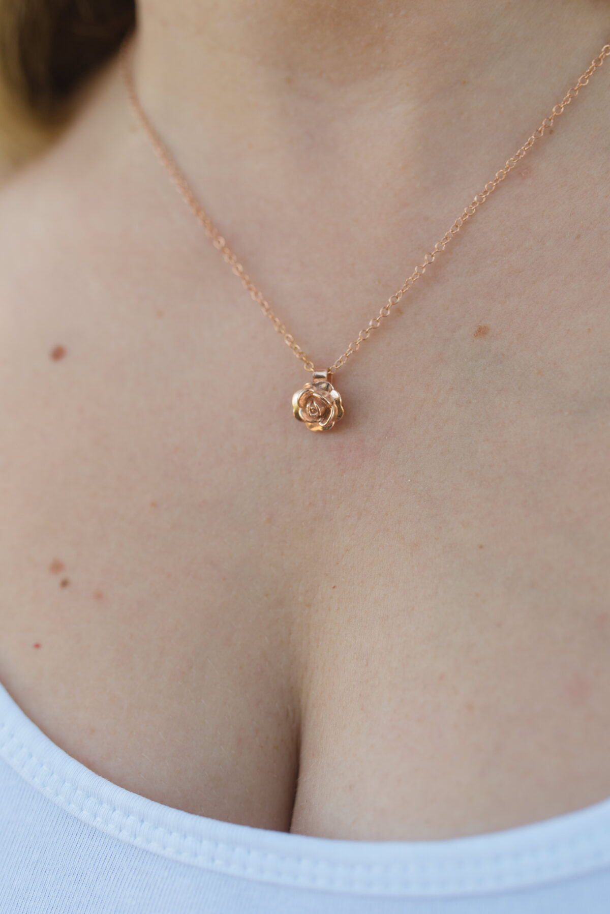 Rose on your neck II rose gold